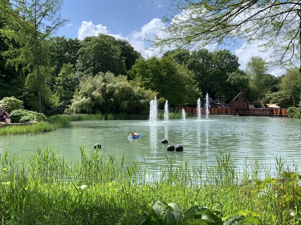 See mit Springbrunnen 