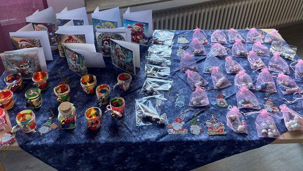 Tisch, ausgestellt mit selbstgebastelten Dingen der Bewohnerinnen und Bewohner