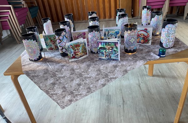 Tisch mit selbstgemachten Weihnachtskarten arten und Mandala 