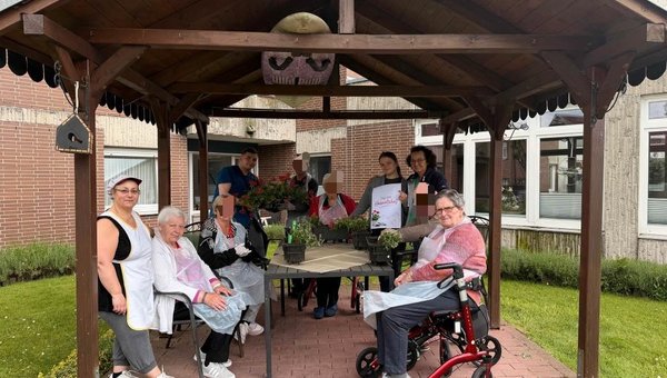 Pflanzaktion im Garten mit Bewohnerinnen und Bewohner 
