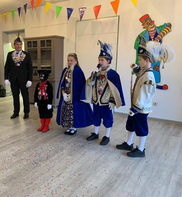 Kinderprinzenpaar mit Mundschenk und Kater Murr