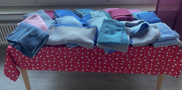 Tisch mit selbstgestrickten Schals und Decken