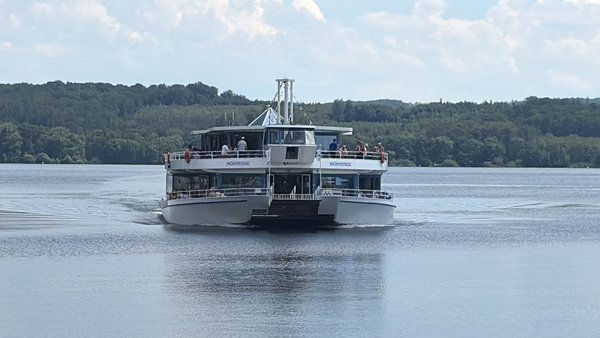 Wir erwarten gespannt die Ankunft "unseres" Schiffes!