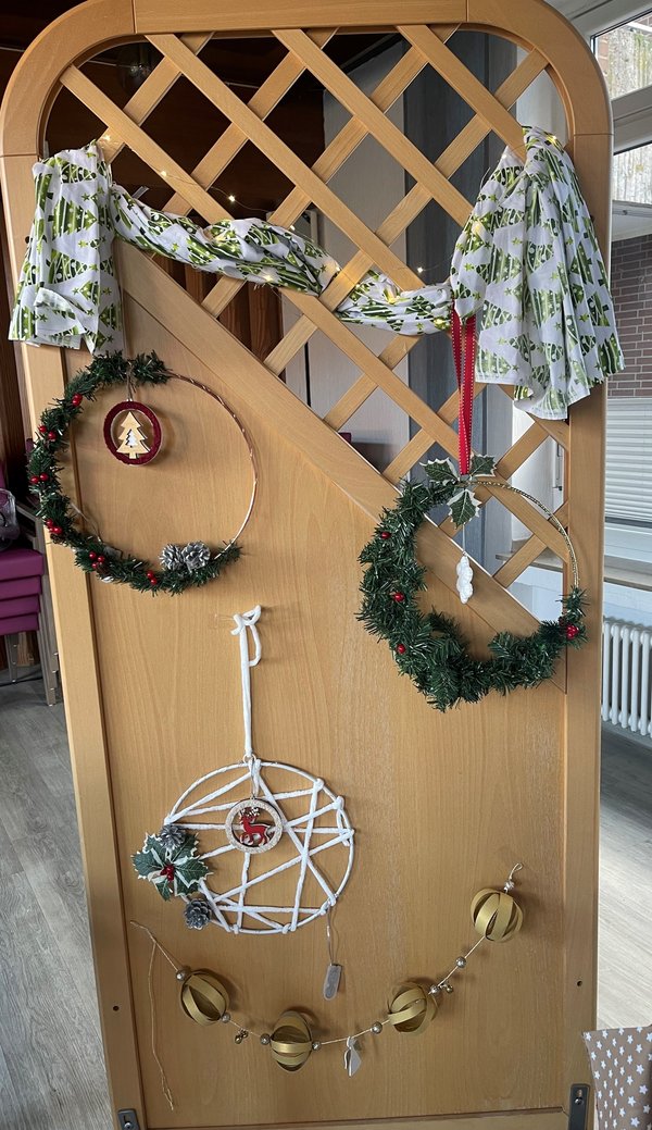 Aufgehängte Weihnachtskränze und Girlande 