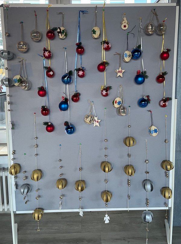 Deko zum Aufhängen, Weihnachtskugeln, Girlanden 