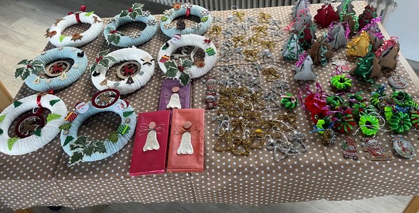 Verschiedene gebastelte Deko zum aufhängen oder verschenken(Weihnachtskränze, Engel, Tannenbäumchen)